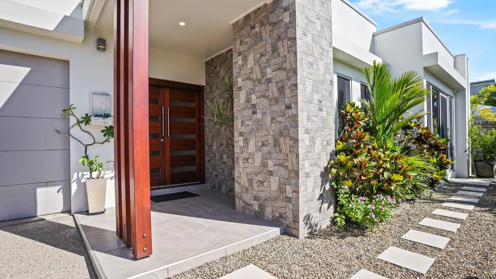Villa Bluewater Escape At Harbour Drive Trinity Beach